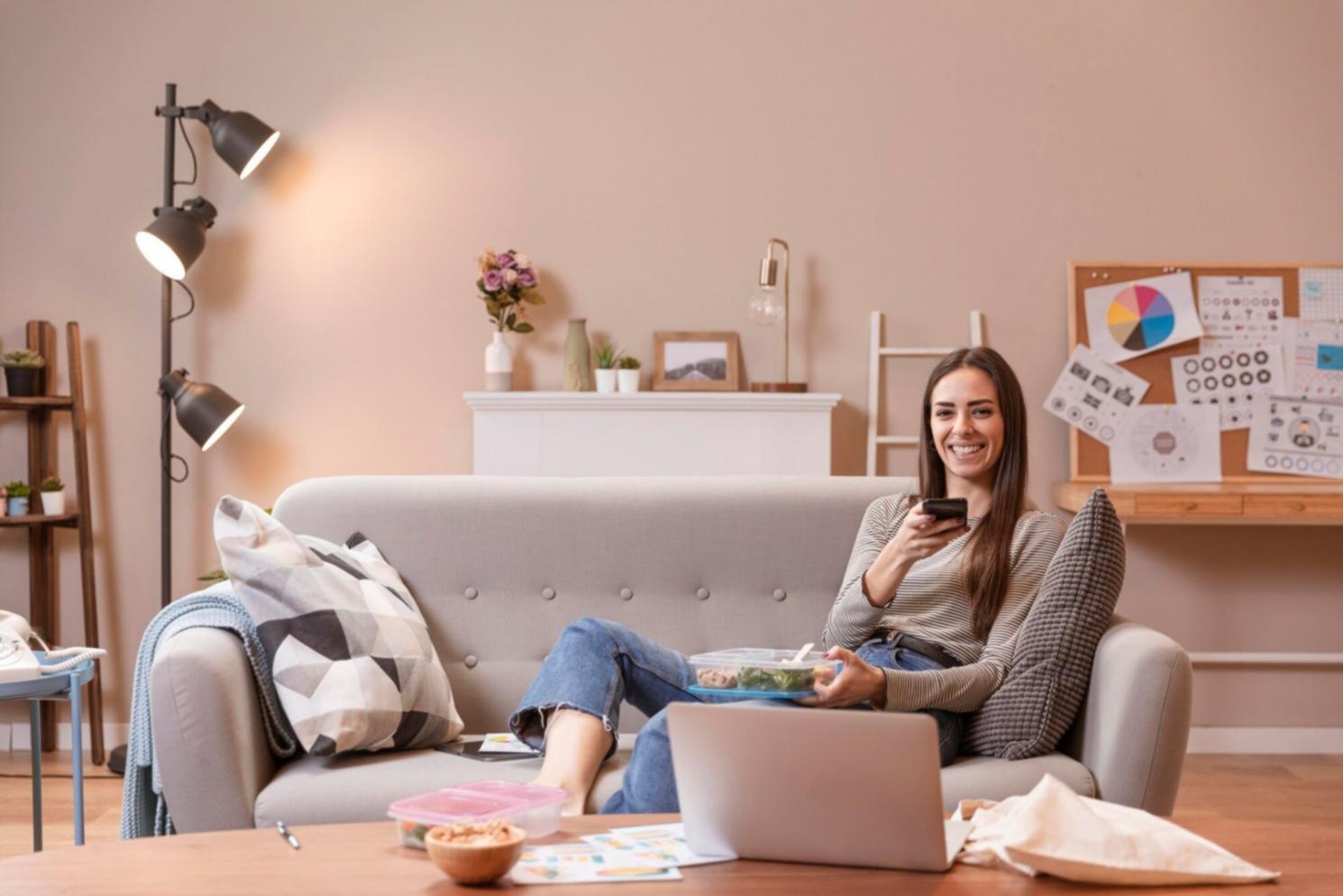 Profesionales trabajando con análisis financiero en sesión práctica